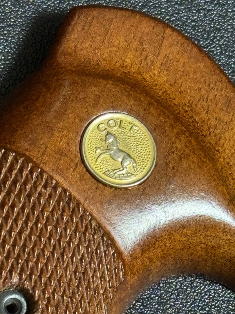 【実物】コルト社純正 パイソン 3rd 前期 木製グリップ スクリュー付き 良品