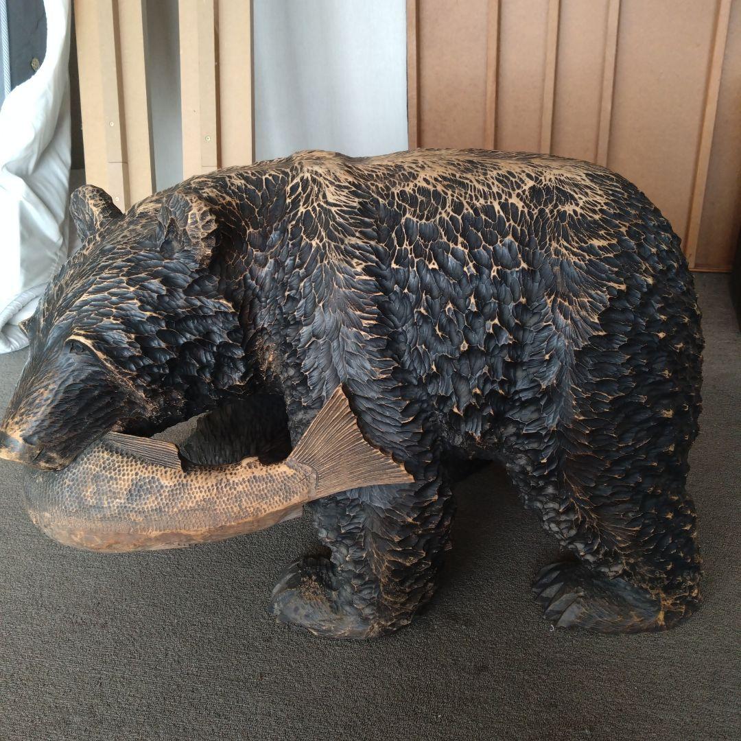 迫力の木製クマの魚咥え置物 - メルカリ