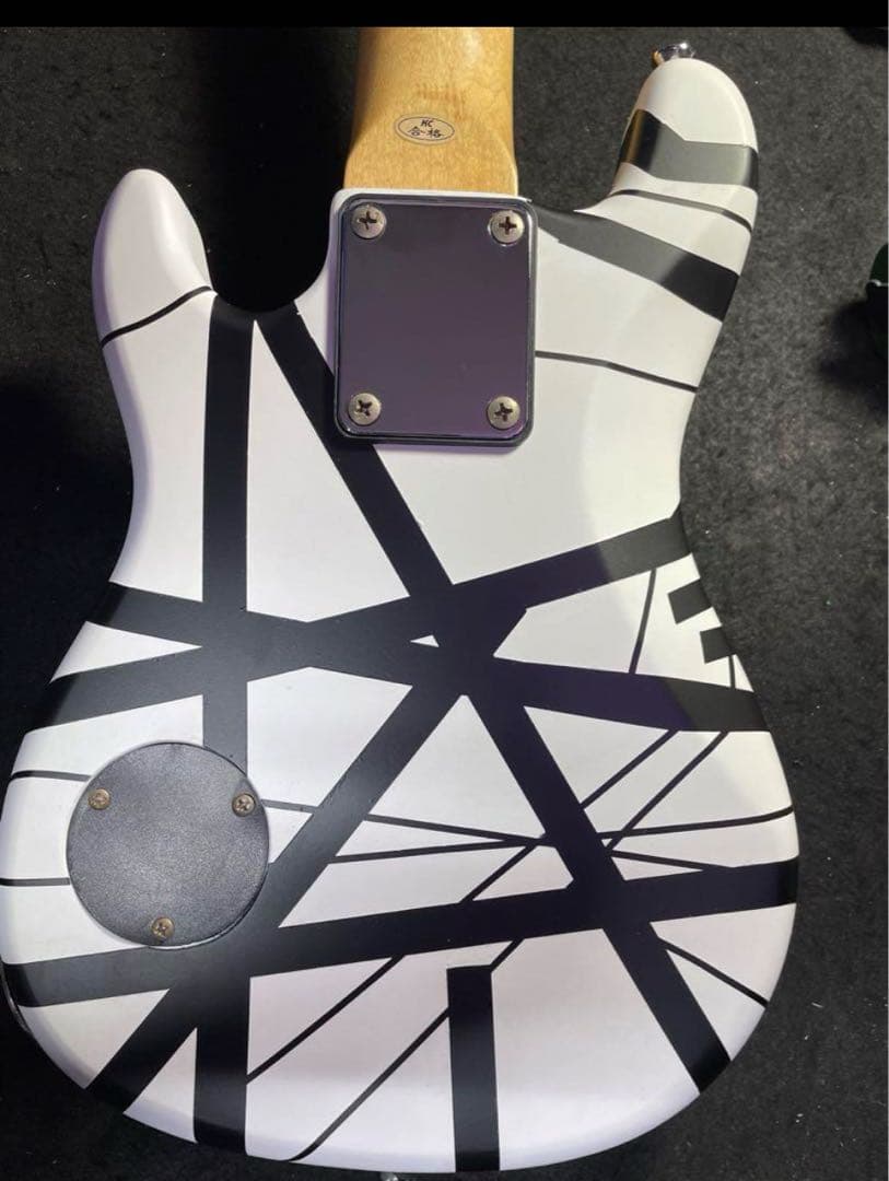 格安放出！photogenicのミニギターを白黒フランケンver！