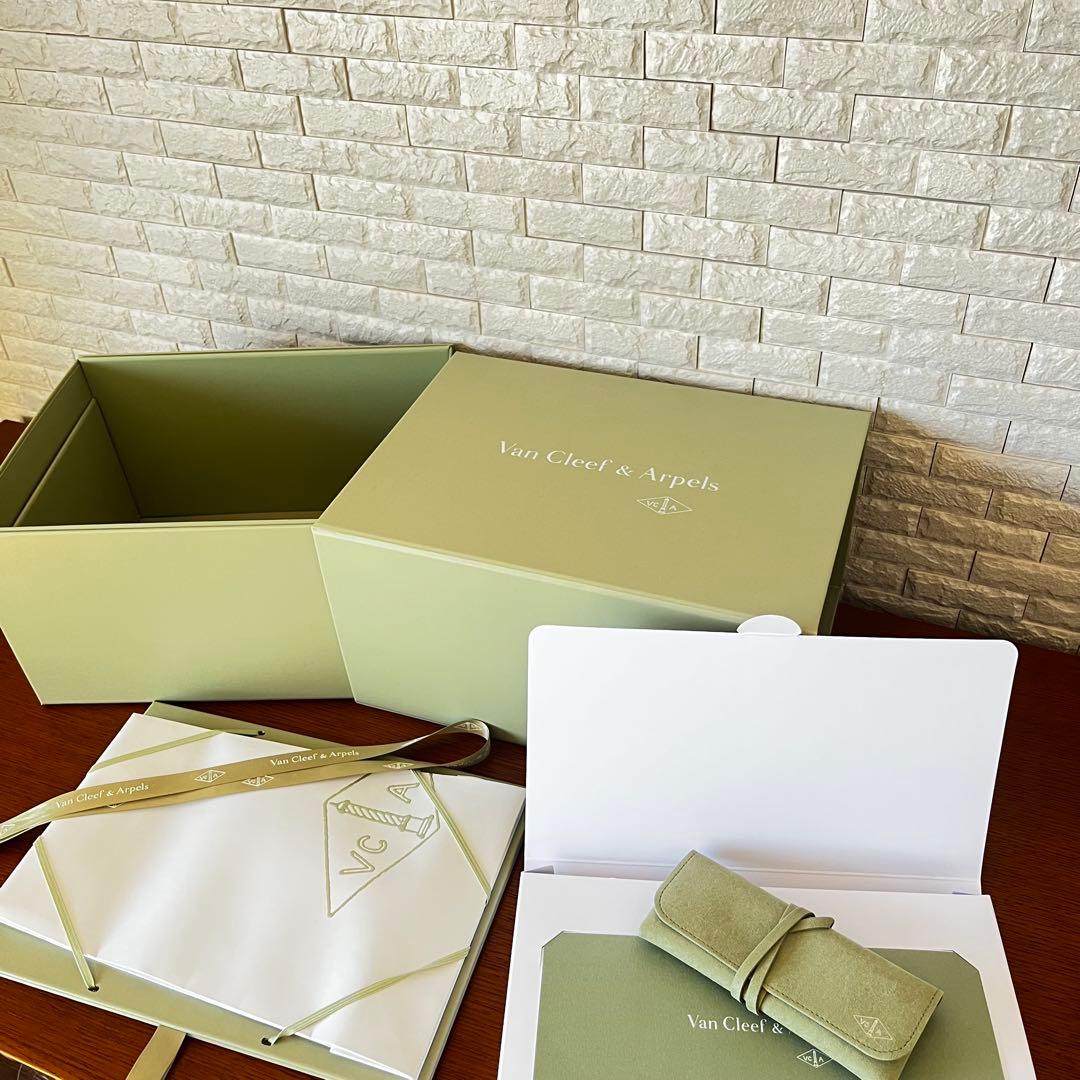 Van Cleef & Arpels ギフトボックス ケアセット - メルカリ