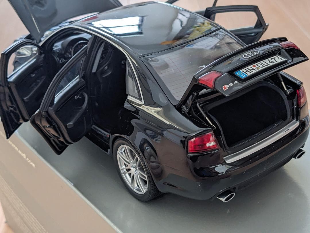 AUDI RS4 ミニカー モデルカー 1/18 1:18 MINICHAMPS