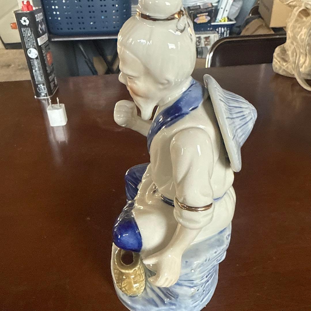 青白陶器 男性像 壺を持つ釣り竿なし。 青白磁鎬彫壺(川添 貞秀)