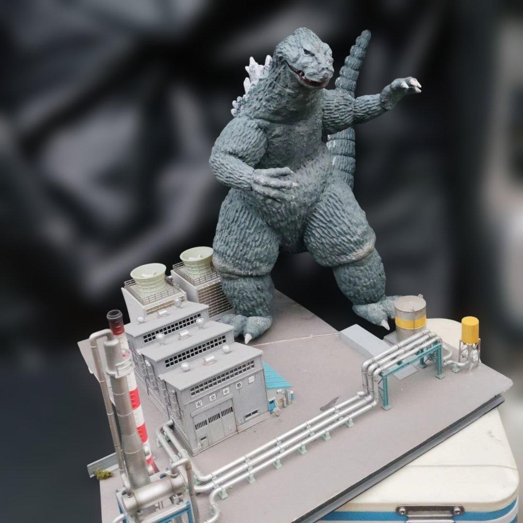 イノウエアーツNATOキンゴジ。組み立て塗装済。ジオラマ付き！