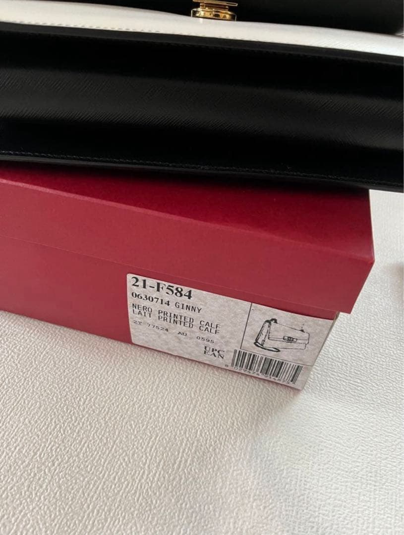 サルヴァトーレ フェラガモ ブラック ホワイト ショルダー リボン チェーン