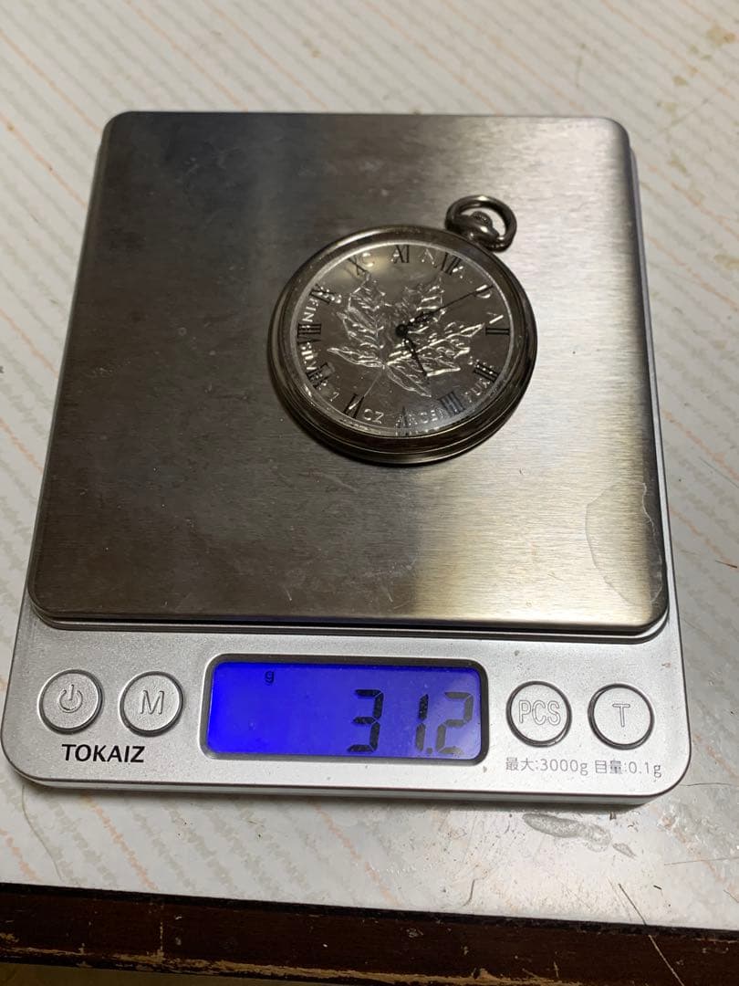 懐中時計　メープルリーフ5ドル製　クォーツタイプ重さ55g不動可能性強し
