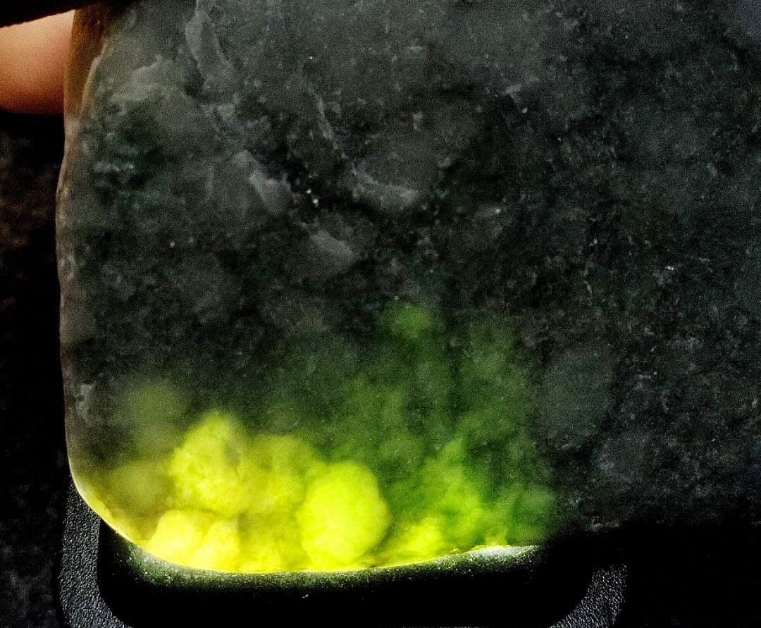 ☆翡翠原石☆糸魚川硬玉【小滝・川ズレ・ミロナイト翡翠】