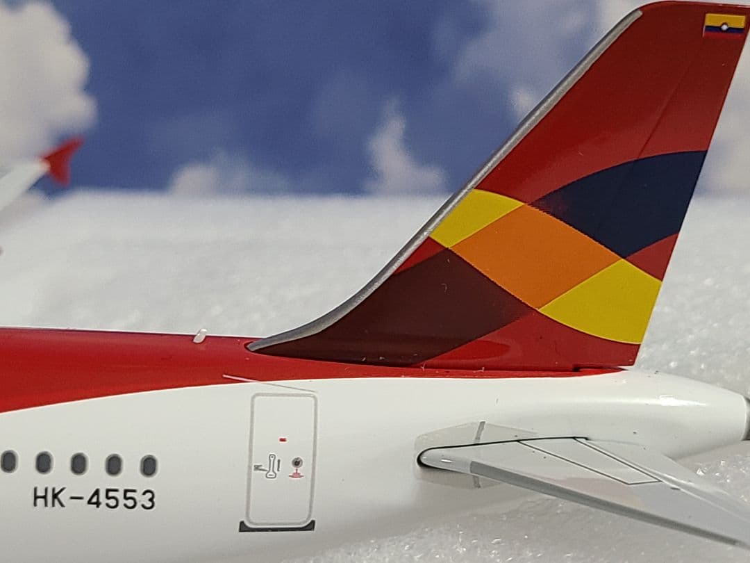 1/200 A319-112 アビアンカ航空 HK-4553 スタンド付属