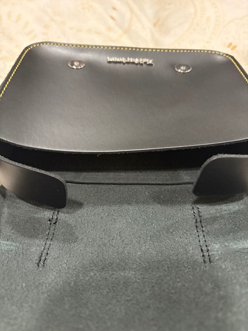 Dr. Martens ブラックショルダーバッグ　7インチ サッチェルバッグ