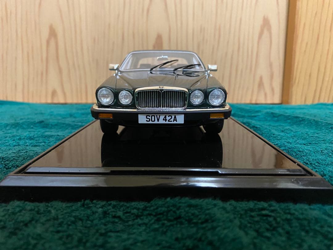 ジャガー XJ6 SIII グリーン 1/18スケール Cult製 ミニカー