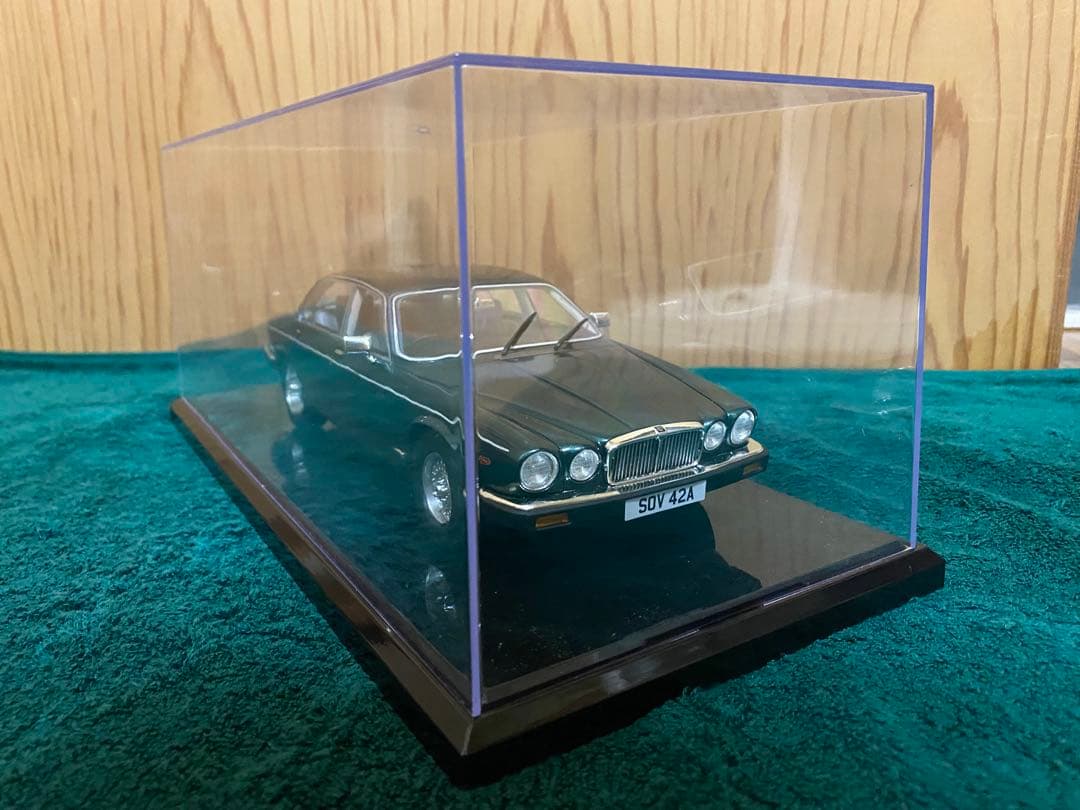 ジャガー XJ6 SIII グリーン 1/18スケール Cult製 ミニカー