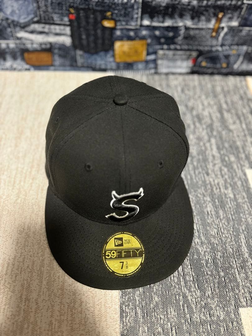 supreme×NEW ERA Sロゴデビルキャップ 7 3/8