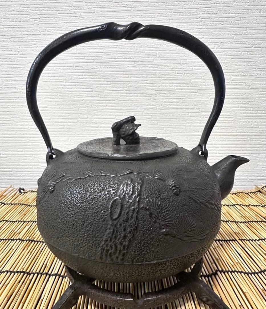未使用品、供箱、栞付 南部秀山堂 佐藤 勝弘作 15型松文様 鉄瓶 南部