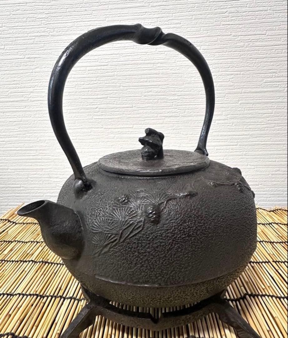 未使用品、供箱、栞付　南部秀山堂　佐藤 勝弘作　１５型松文様　鉄瓶　南部鉄瓶
