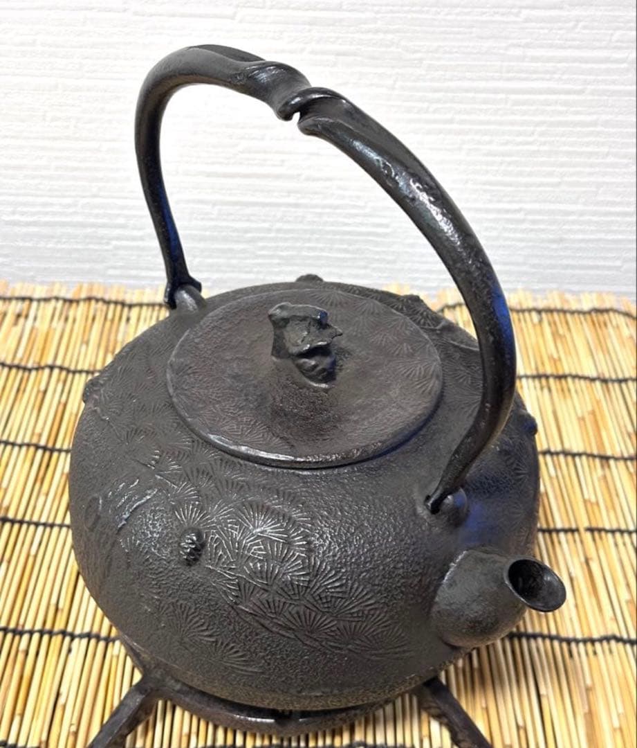 未使用品、供箱、栞付　南部秀山堂　佐藤 勝弘作　１５型松文様　鉄瓶　南部鉄瓶