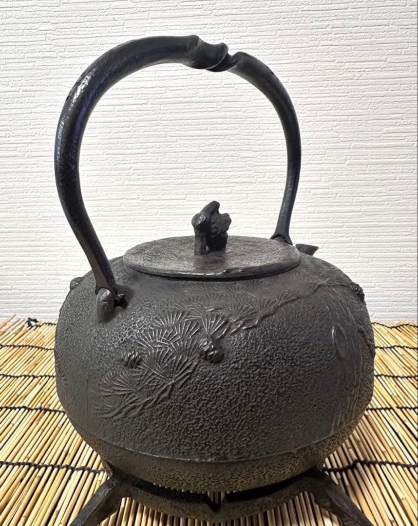 未使用品、供箱、栞付　南部秀山堂　佐藤 勝弘作　１５型松文様　鉄瓶　南部鉄瓶