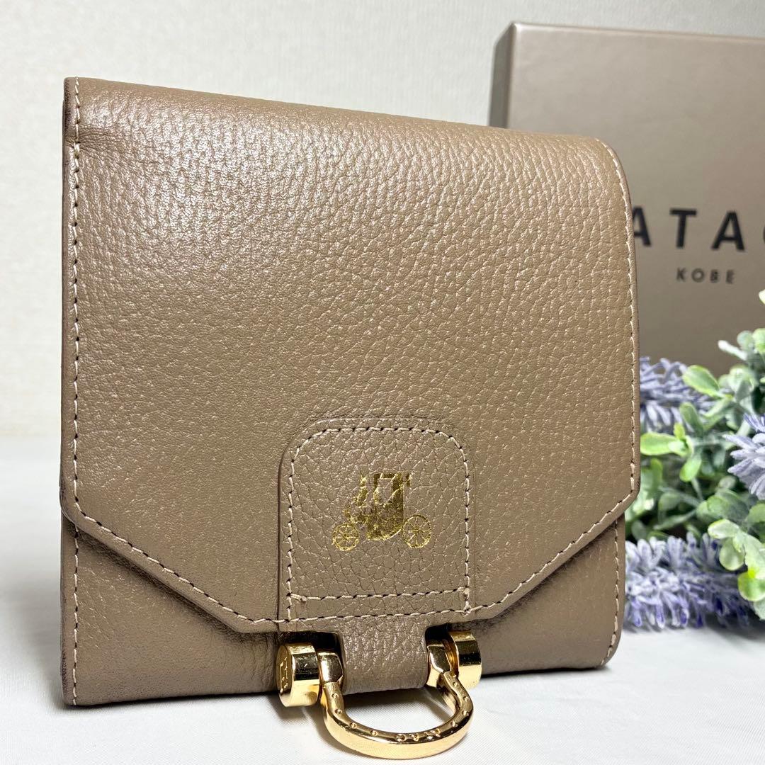 美品】 アタオ ロトロ 二つ折り財布 コンパクトウォレット 馬車 シボ革