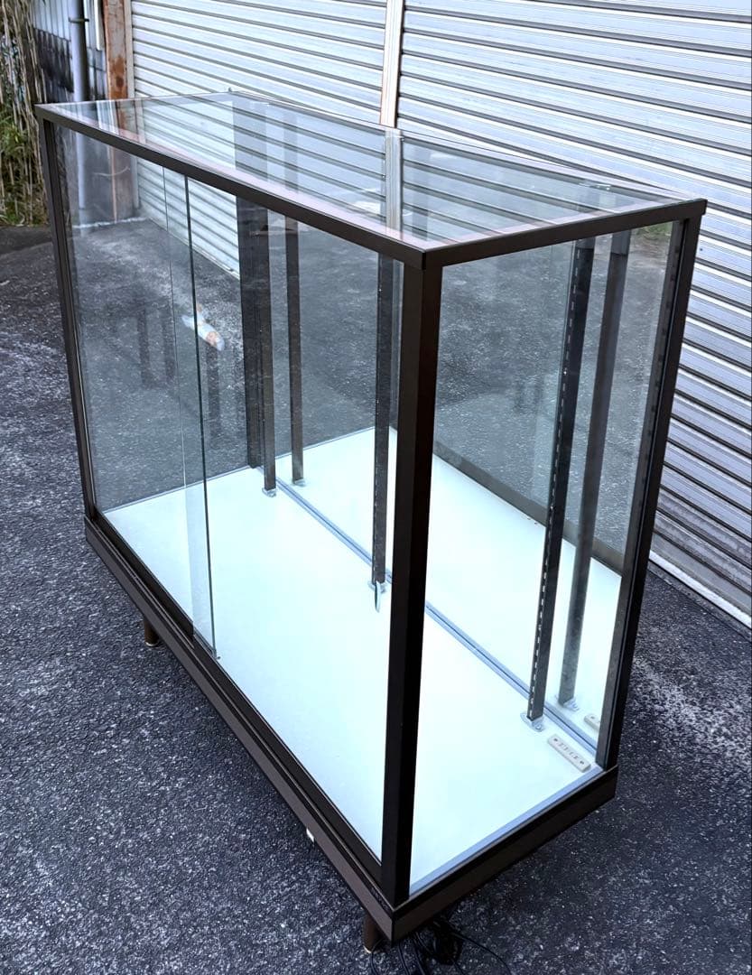 美品】珍しいブラウン枠・ガラスショーケース・中にコンセントあり！棚