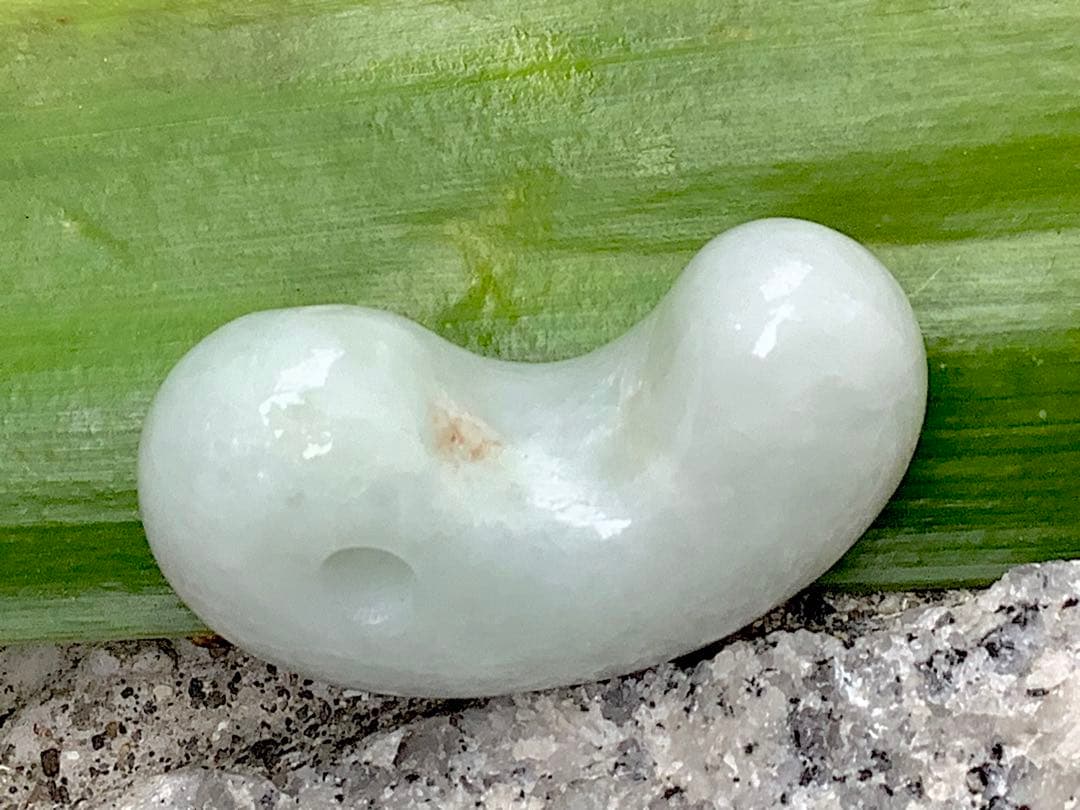 希少黄色味入り＊氷‼️ お守り*守護石に 一生物の本物糸魚川翡翠勾玉