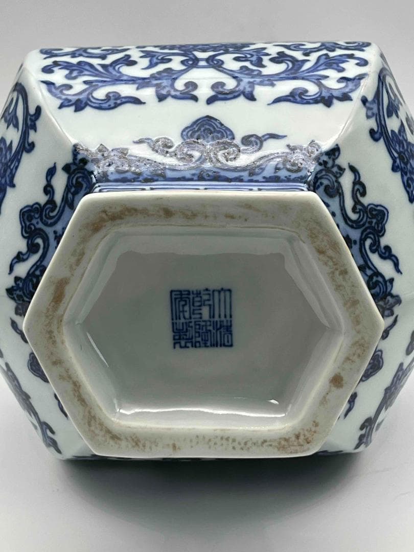 清乾隆時代 【大清乾隆年製】在銘 青花 染付花卉唐草文六方長頸瓶(B-75