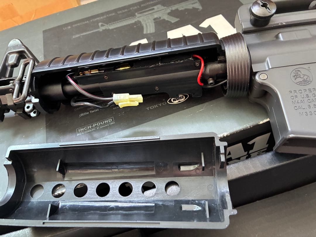 東京マルイ スタンダード電動ガン M4A1 予備マグ1 バッテリー２充電器付き