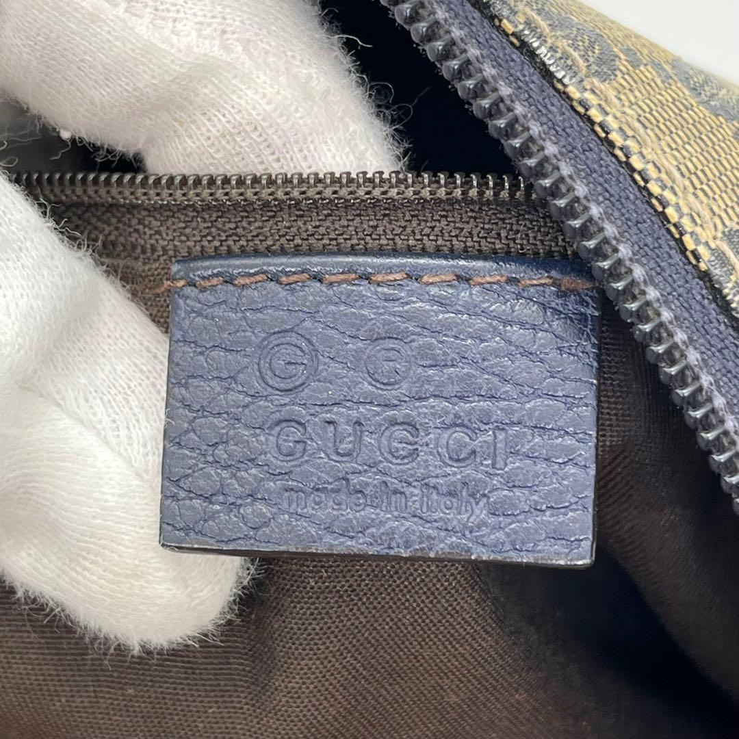 GUCCI ショルダーバッグ メッセンジャー 斜めがけ GGクリスタル 男女可能