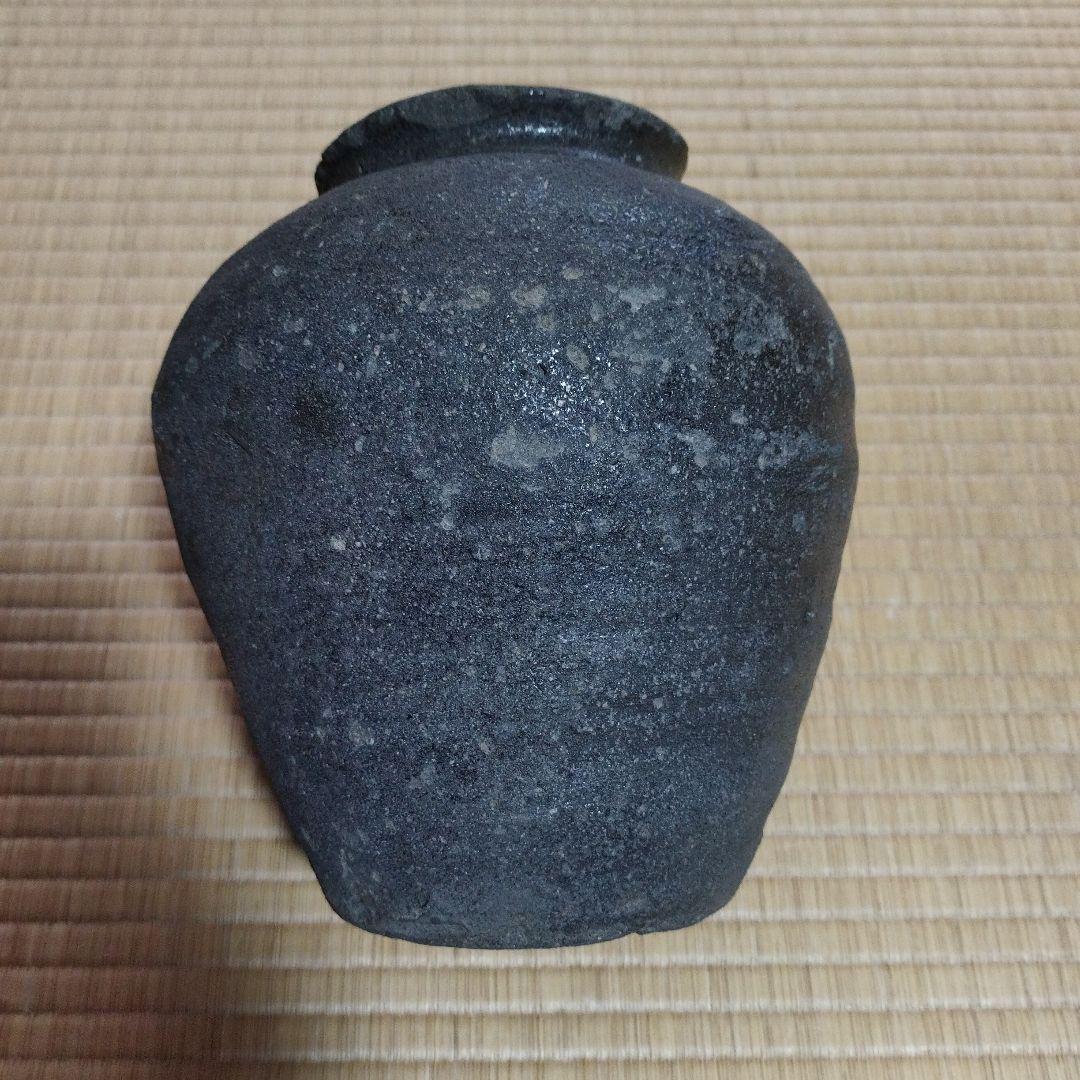 壺（鎌倉時代初期、発掘品） 黒い陶器の壺 約15cm （破片以外は入手