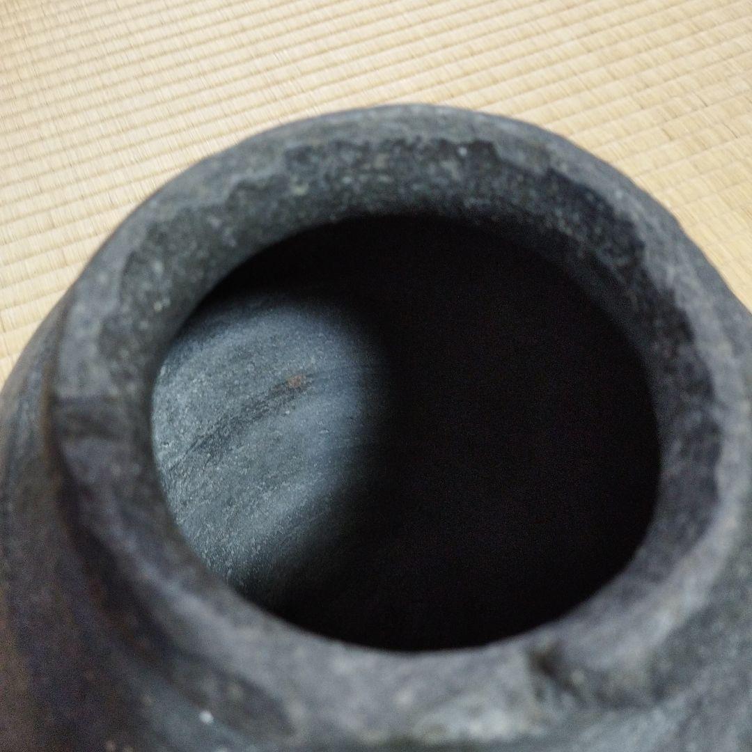 壺（鎌倉時代初期、発掘品） 黒い陶器の壺 約15cm （破片以外は入手