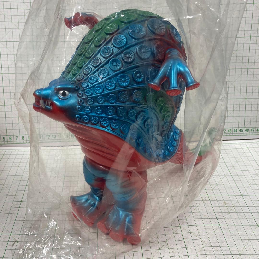 2001年に、ブルマークソフビ復刻版シリーズの初期カラージャイアント