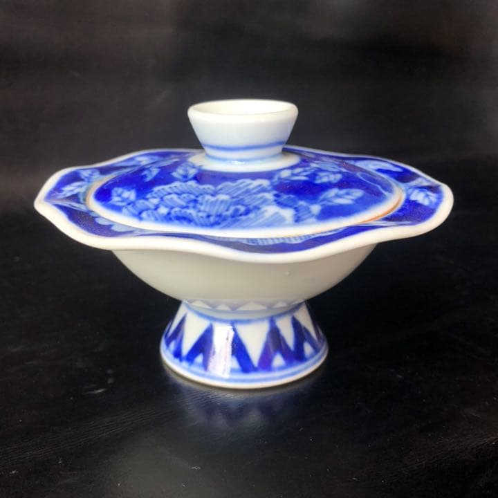 伊万里焼の作家物◼️かなり可愛い波打ったフタ付きの陶器、古美術品、デザート皿？ 伊万里焼の作家物◼️かなり可愛い波打ったフタ付きの陶器、古