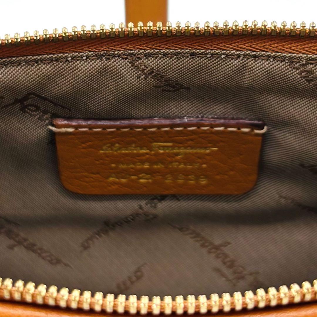 【美品】サルヴァトーレフェラガモ ショルダーバッグ レザー ガンチーニ キャメル