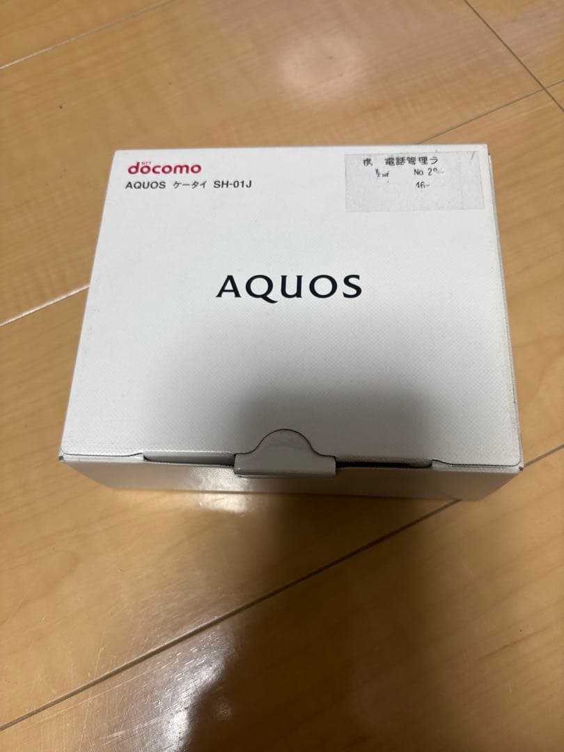 docomo AQUOS ケータイ SH-01J 本体 docomo AQUOSケータイ SH-01J 4G SIMロック解除済みまたは解除可 白