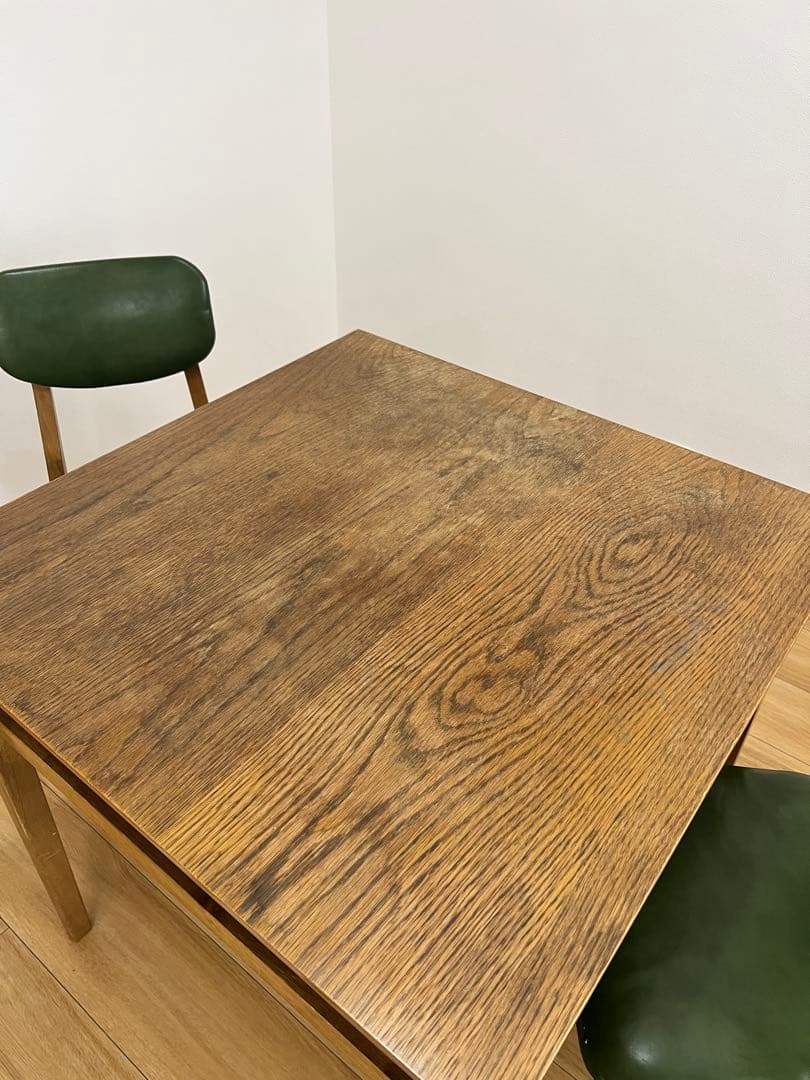 木製ブラウンダイニングテーブルとグリーン椅子2脚セット