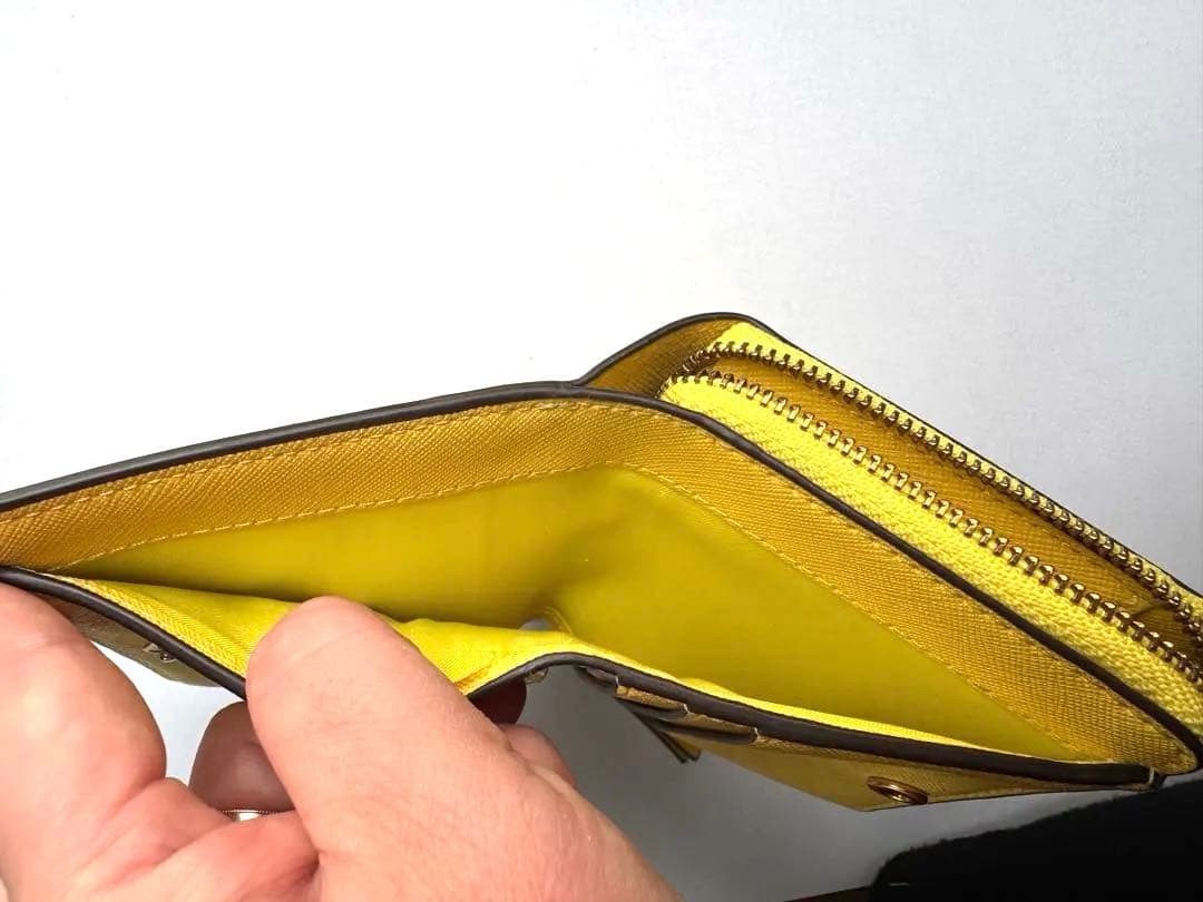 トリーバーチ イエロー 二つ折り財布 - メルカリ