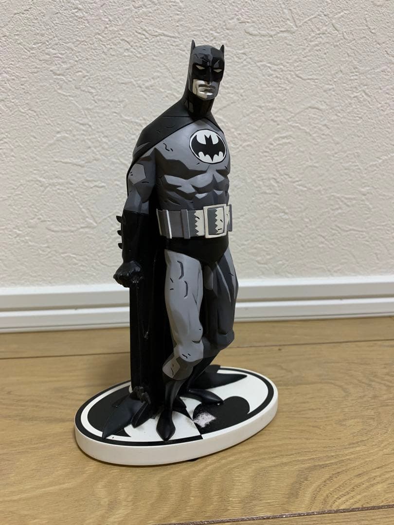 DCダイレクトバットマンブラック＆ホワイトバットマンスタチュー