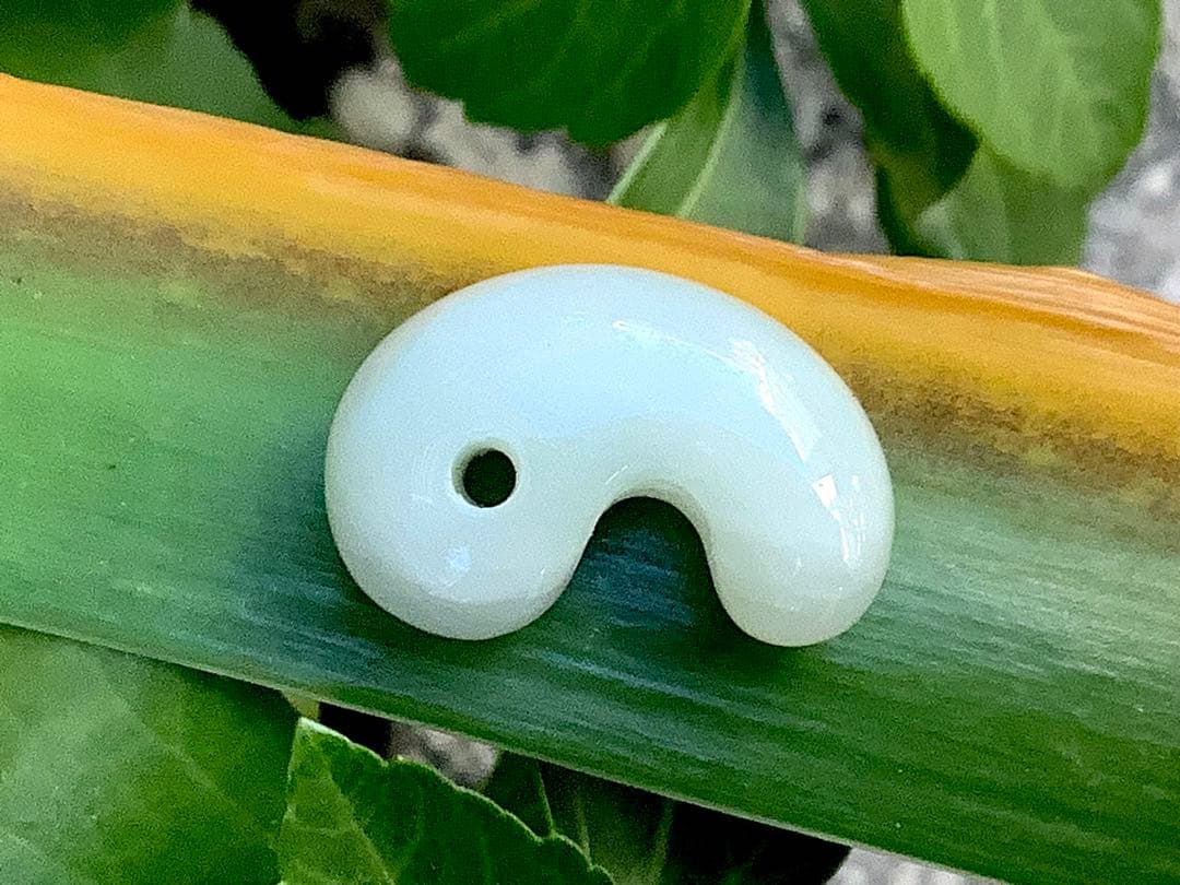 1点限り‼️本物ジェダイト糸魚川翡翠勾玉 氷の世界へアイスジェイド鑑定