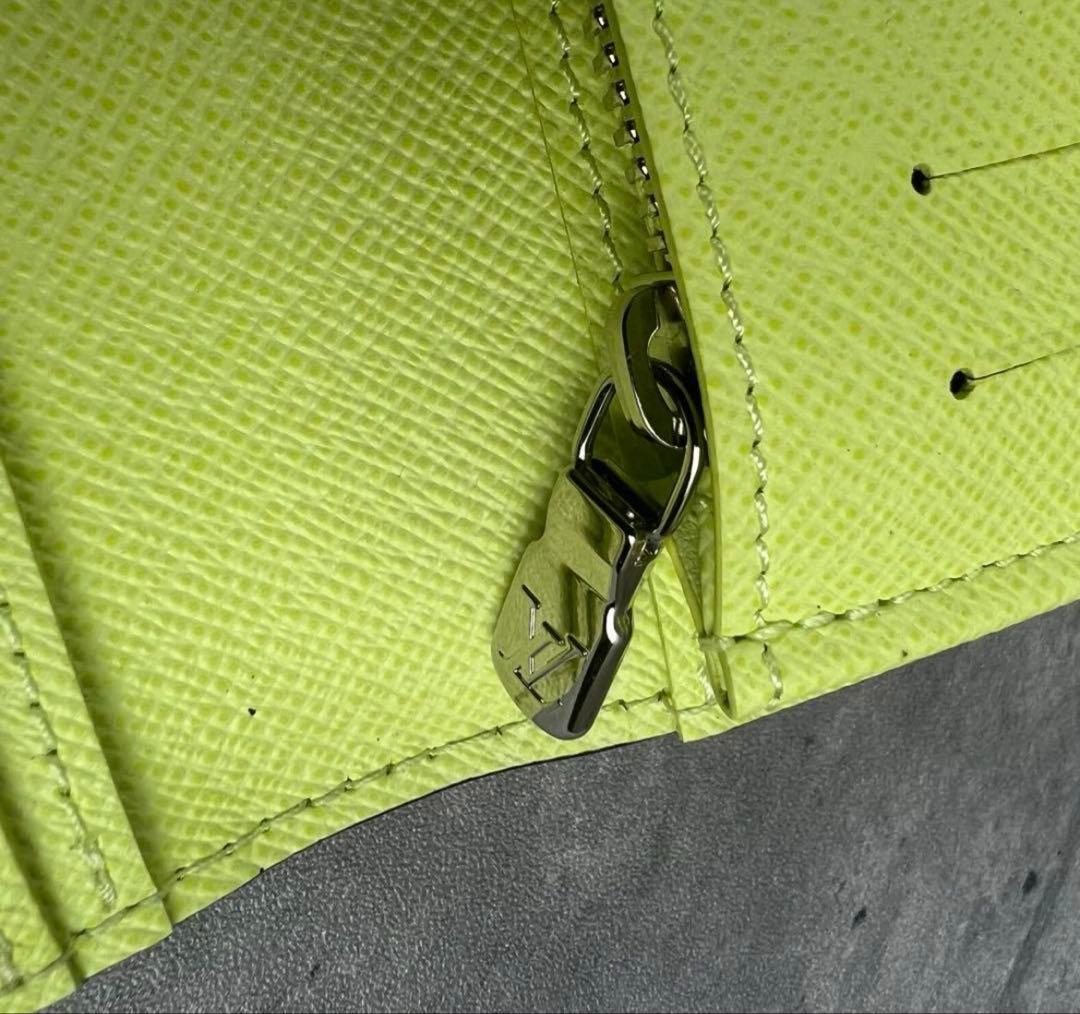 【日本限定カラー】LOUIS VUITTON タイガラマ　二つ折り財布