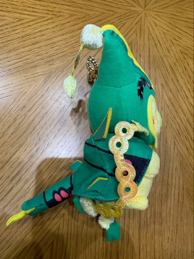 メガレックウザのポンチョを着たピカチュウぬいぐるみマスコット