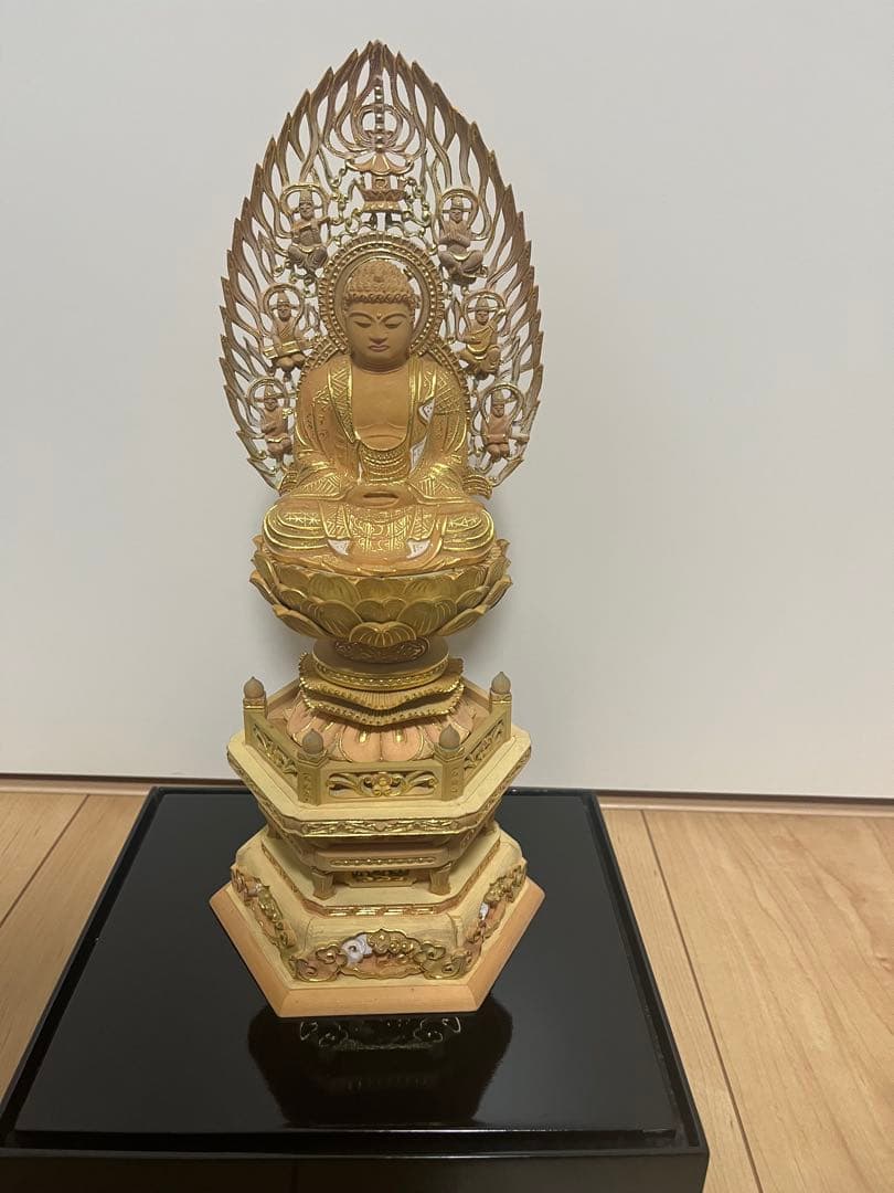 柘植仏像木彫座釈迦六角台座飛天光背切金淡彩アクリルケース付14