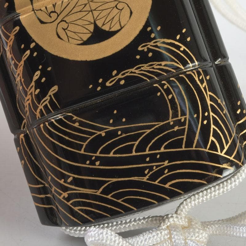 専用　黒漆　三つ葉葵雲波蒔絵　印籠　薬入　根付　緒締め玉　共箱　V9606