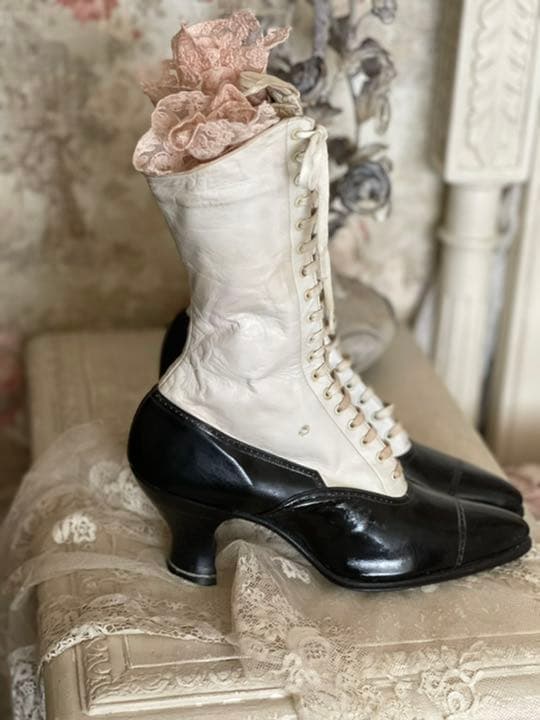 西洋アンティーク フランス ビクトリアン様式 黒いレースアップ
