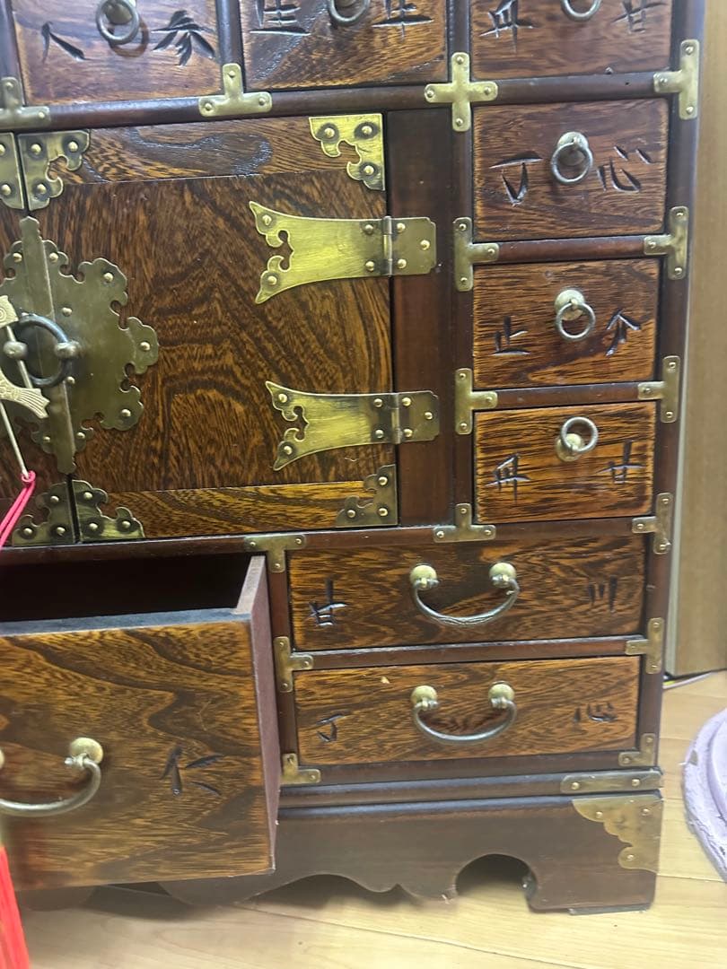 希少】昔の薬箱箪笥 多引き出し 木製 真鍮金具 魚鍵付き 彫刻文字