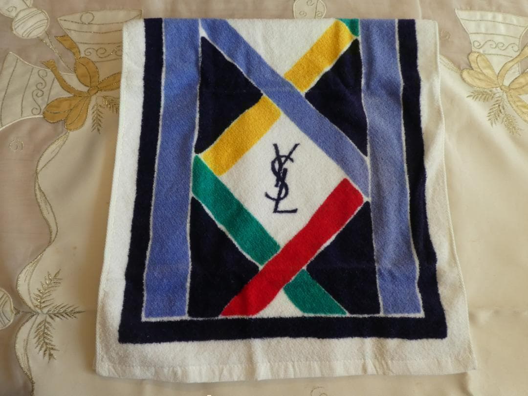 メルカリ便♡イヴサンローラン♡レトロ フェイスタオル ロゴ