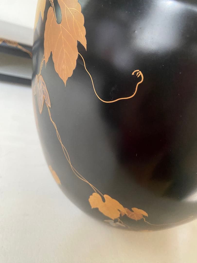 漆塗り花瓶　花台付　黒地　金色　葉模様　壺　置物　骨董