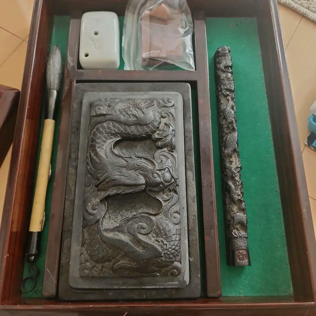 ドラゴン彫刻の石製硯箱