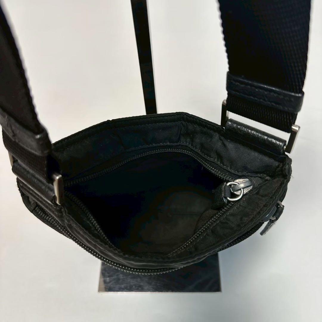 専用o37【美品】プラダ　三角ロゴナイロン　ブラックショルダーバッグサコッシュ.