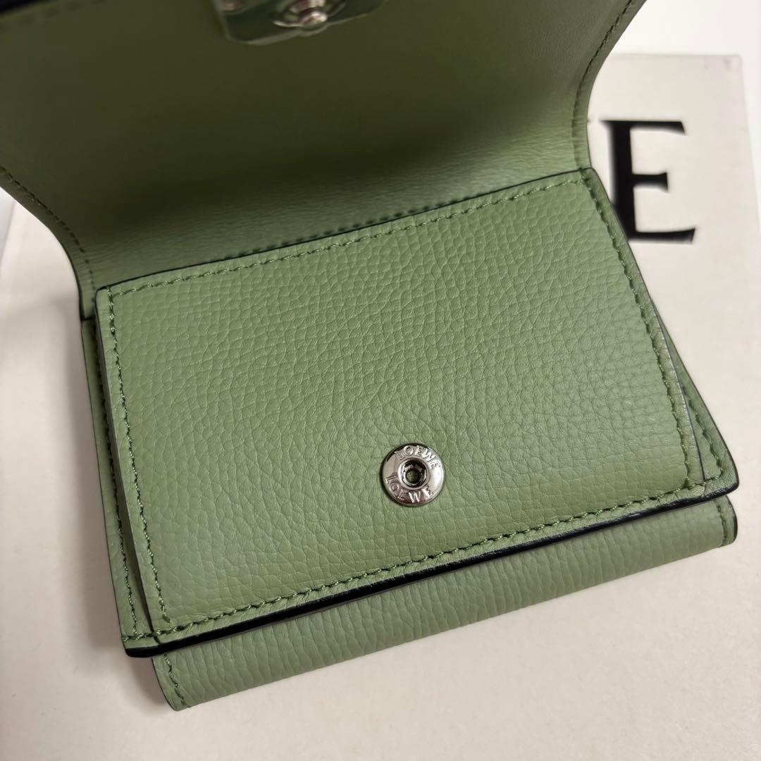 LOEWE ロエベ 三つ折り財布 緑 トライフォールド アナグラム ローズ