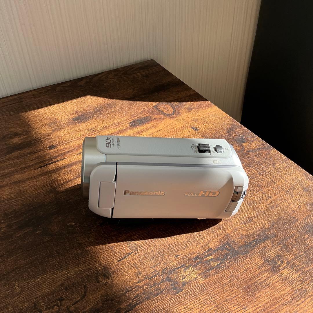 【ビデオカメラ】HC-W590Mホワイト【三脚付き】