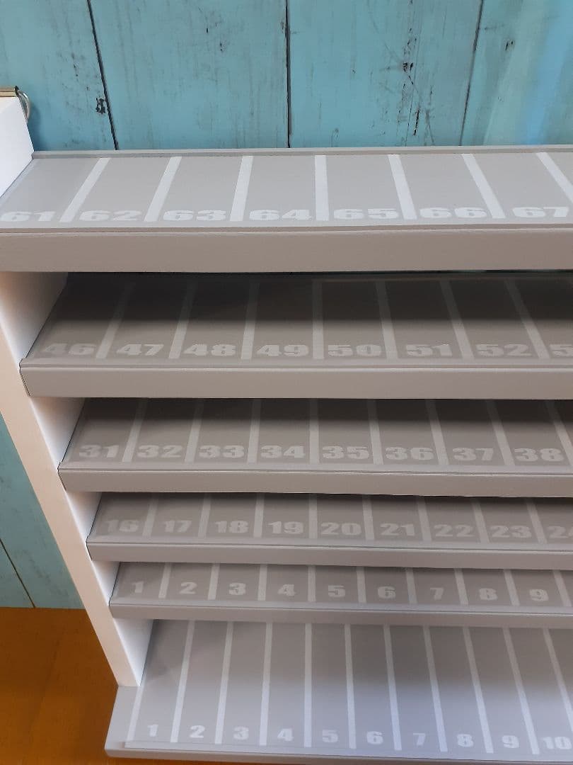 自作トミカ収納棚6段75台1段目ロングトミカ仕様