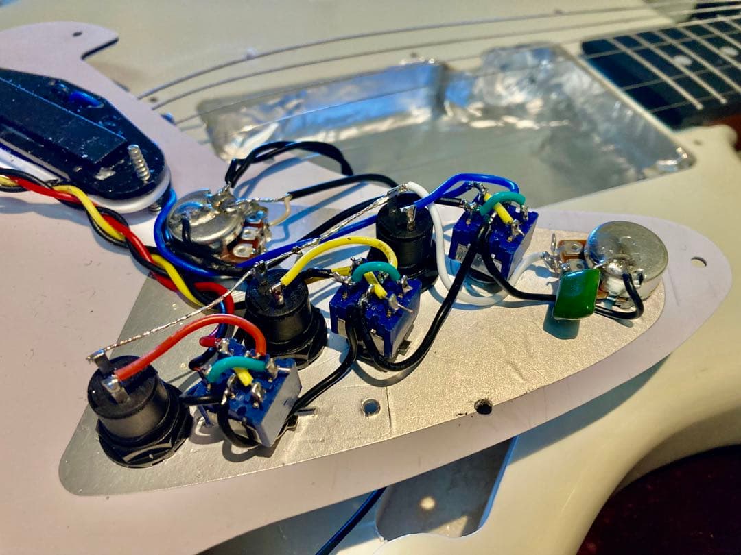 ☆美品珍品　ピックアップ個別選択式に改造したBuskers ST