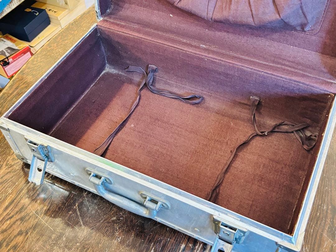 ヴィンテージ トランク 金属製 取手も金属 シルバー アタッシュケース 高級